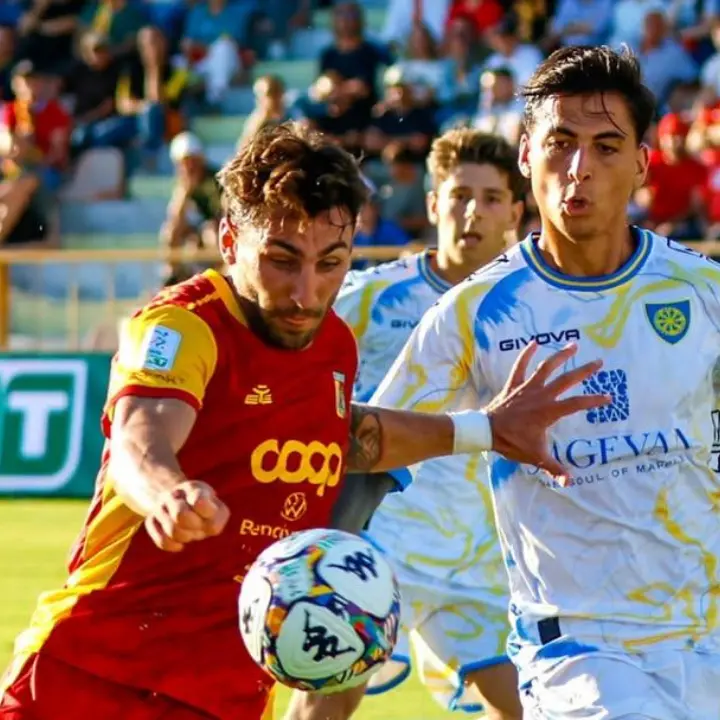 Serie B, al “Ceravolo” il Catanzaro non va oltre il pari con la Carrarese: terzo segno X consecutivo per i giallorossi\n