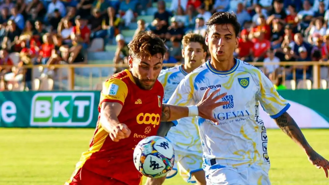 Serie B, al “Ceravolo” il Catanzaro non va oltre il pari con la Carrarese: terzo segno X consecutivo per i giallorossi\n