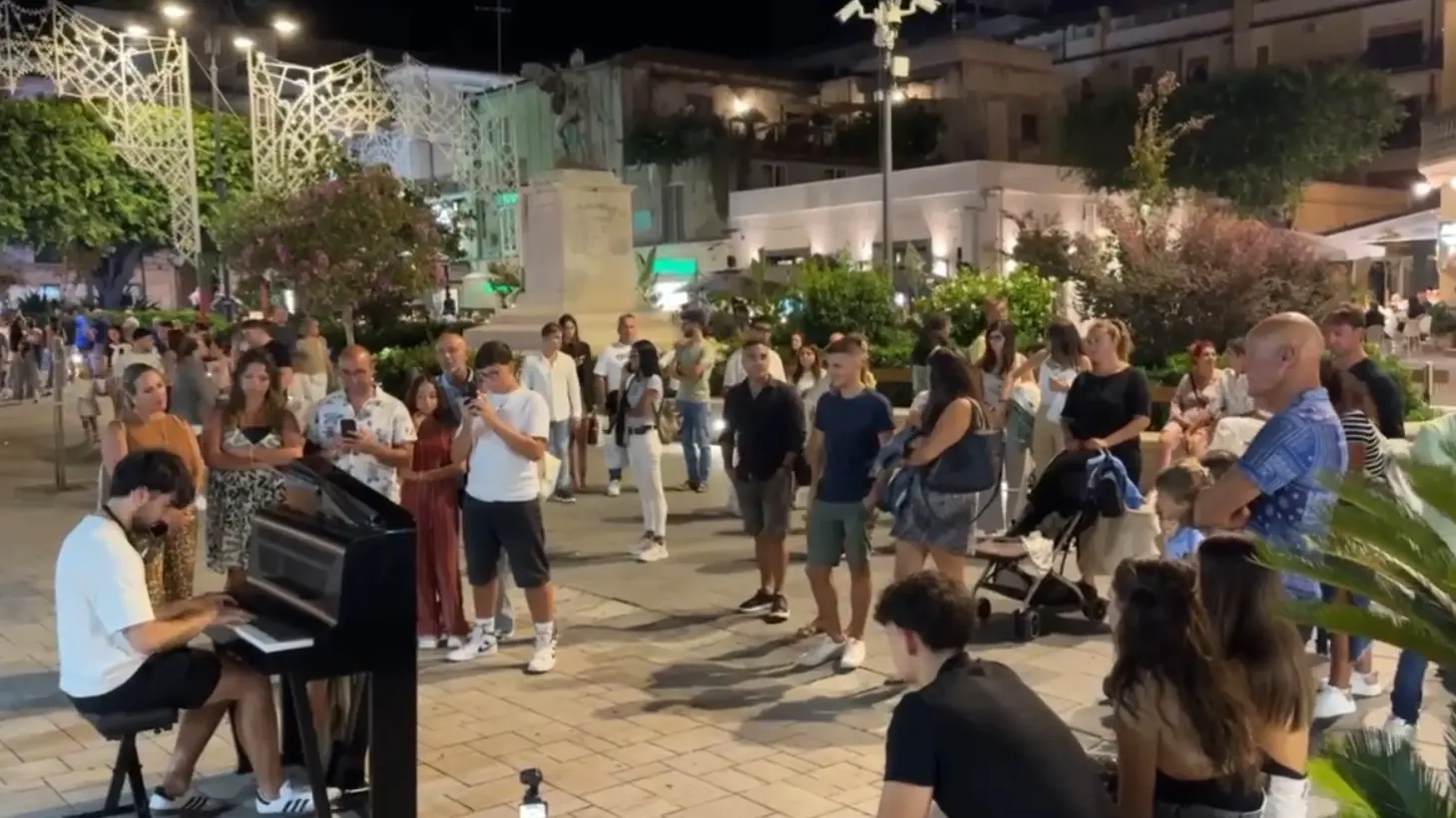 A Tropea l’esibizione a sorpresa di Steverecords, musicista con milioni di follower