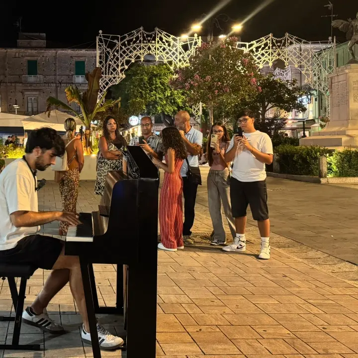 Metti una sera a Tropea…\u00A0l’esibizione a sorpresa\u00A0di Steverecords, musicista con milioni di follower\u00A0–\u00A0VIDEO\n