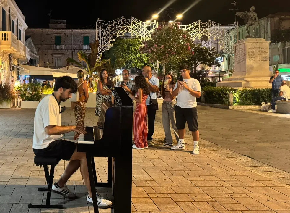 Metti una sera a Tropea…\u00A0l’esibizione a sorpresa\u00A0di Steverecords, musicista con milioni di follower\u00A0–\u00A0VIDEO\n