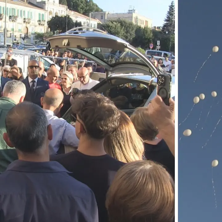 Vibo piange il piccolo Francesco: in tanti ai funerali del bimbo di 3 anni morto dopo un incidente nel Parco urbano\n
