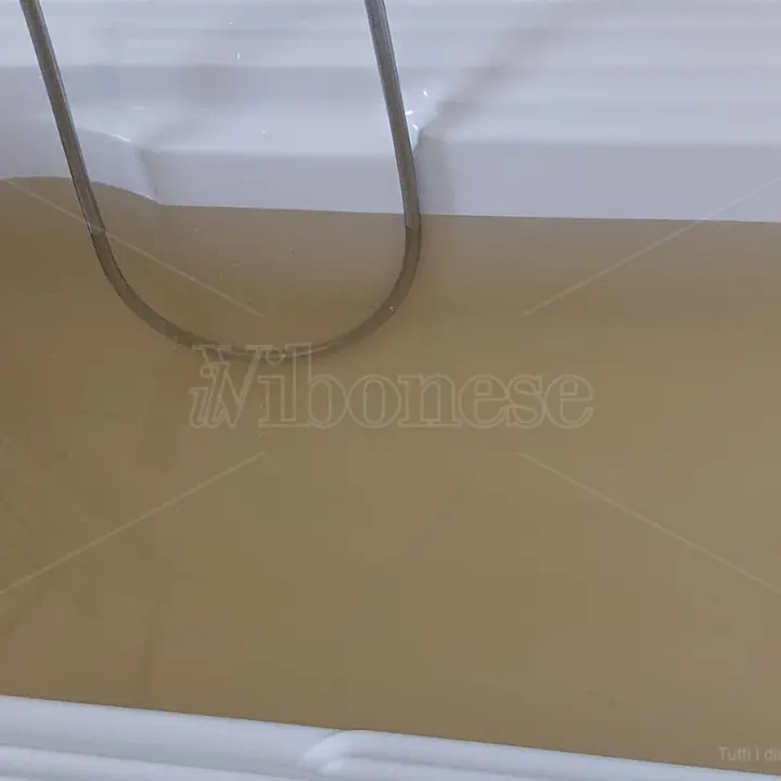 A Vibo l’acqua (sporca) non manca mai, residenti sempre più esasperati: «Guardate cosa esce dai rubinetti!»\n