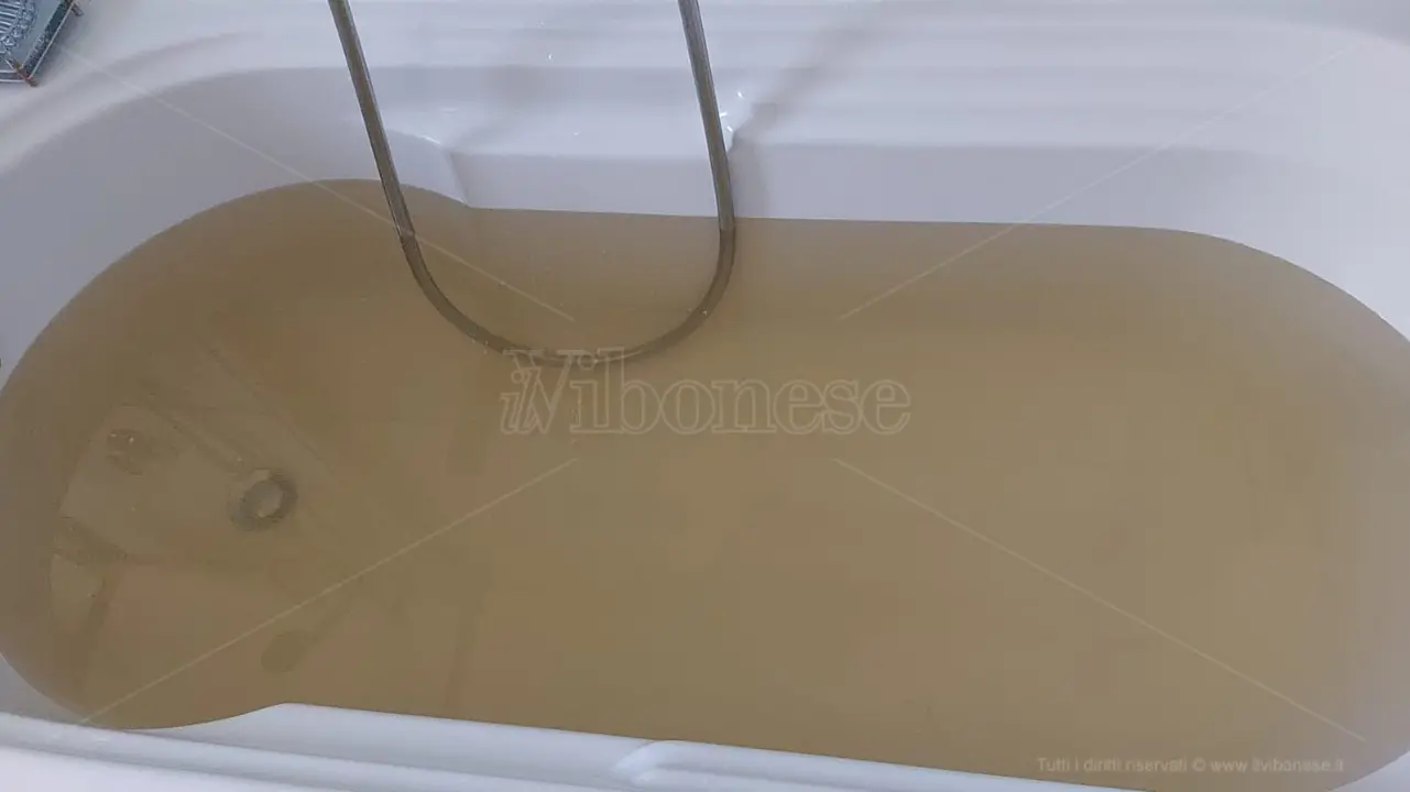 A Vibo l’acqua (sporca) non manca mai, residenti sempre più esasperati: «Guardate cosa esce dai rubinetti!»\n