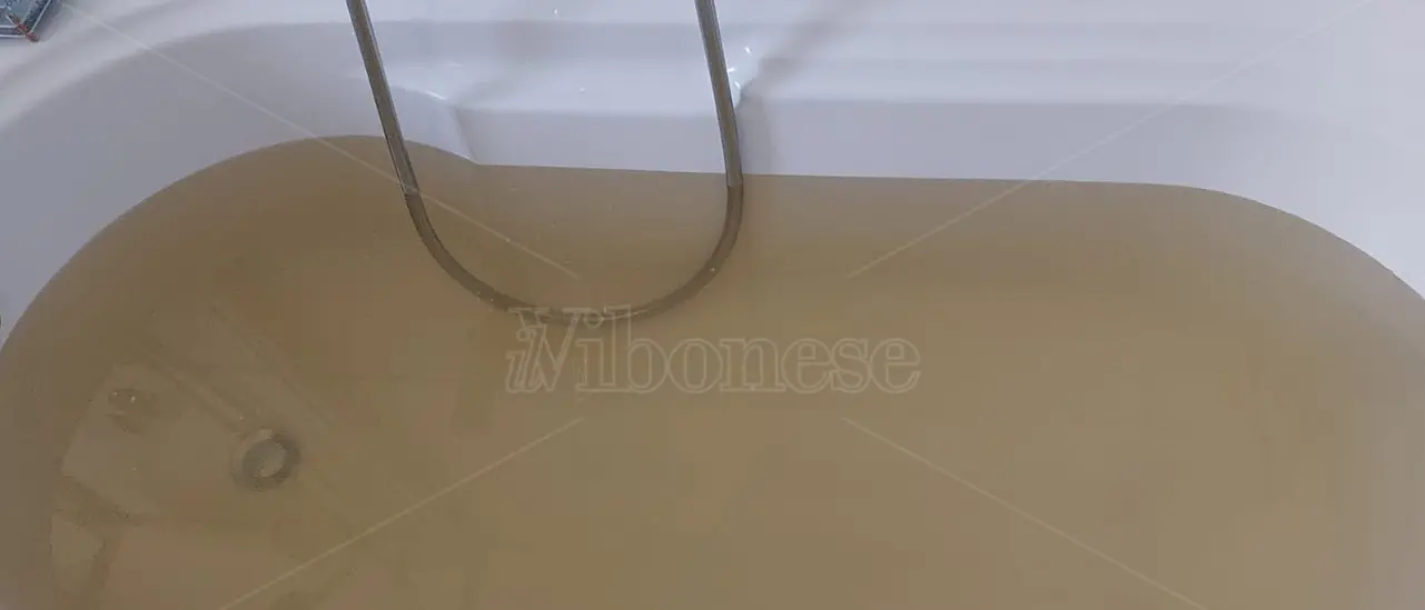 A Vibo l’acqua (sporca) non manca mai, residenti sempre più esasperati: «Guardate cosa esce dai rubinetti!»\n