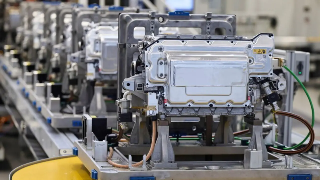 Produttività ferma da trent’anni, l’Italia cresce troppo lentamente: una sfida urgente che il Paese deve affrontare\n