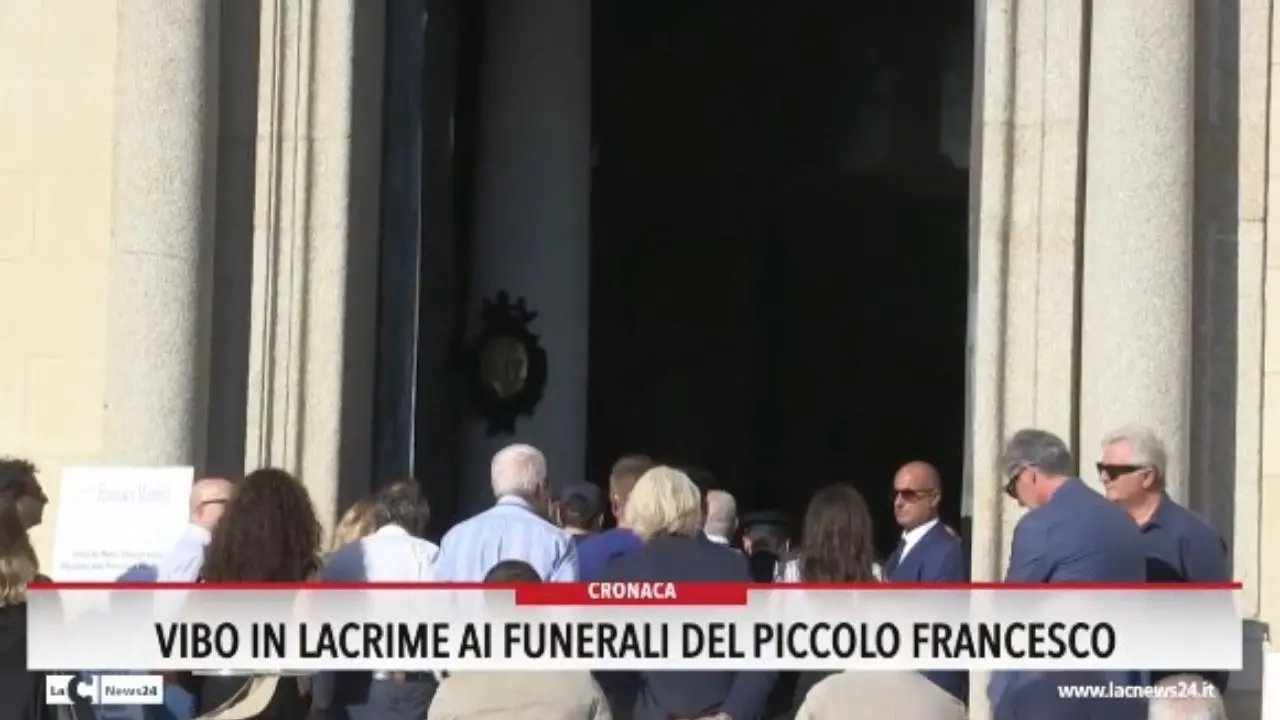 Vibo in lacrime ai funerali del piccolo Francesco