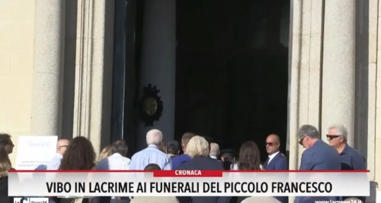 Vibo in lacrime ai funerali del piccolo Francesco