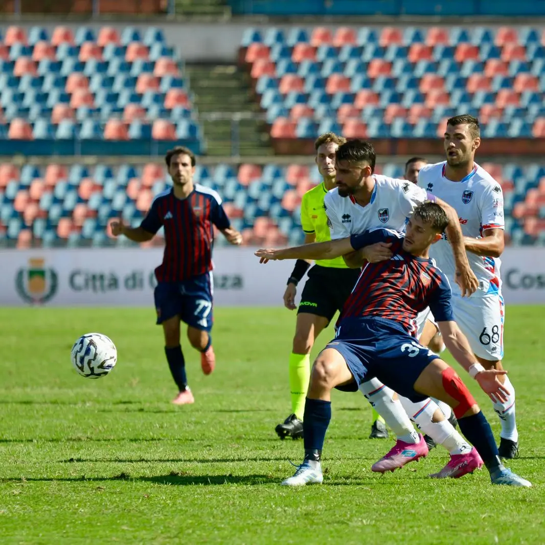 Cosenza, il calendario: Catania e Bari subito, poi Crotone a novembre\n