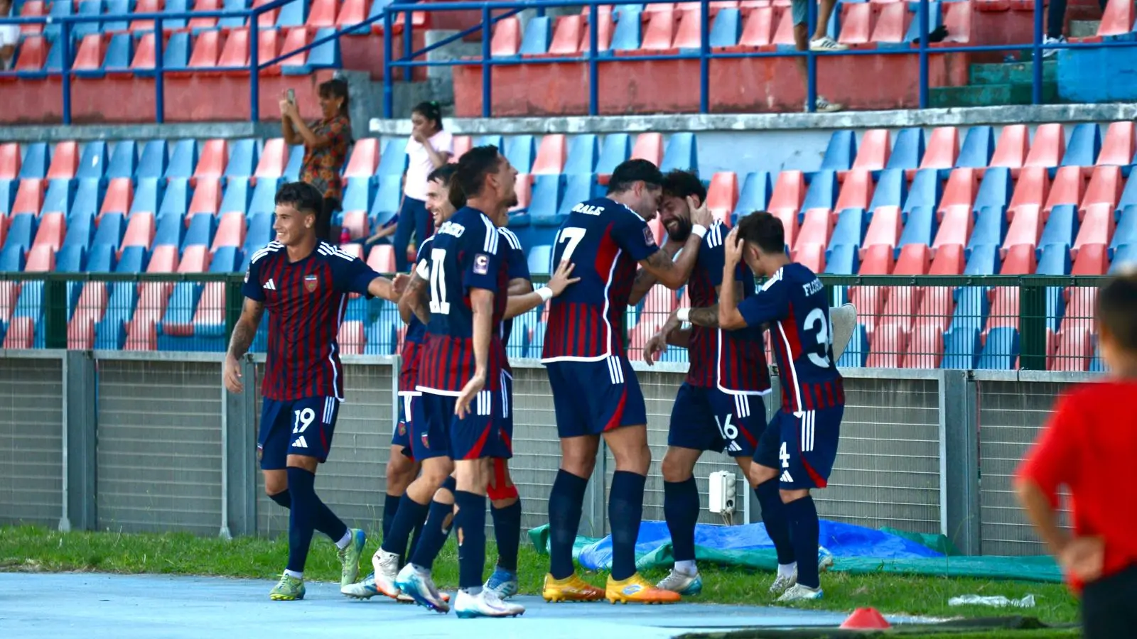 L\\'esultanza dei giocatori del Cosenza dopo il primo gol segnato contro il Catania (foto Spina per LaC Network)