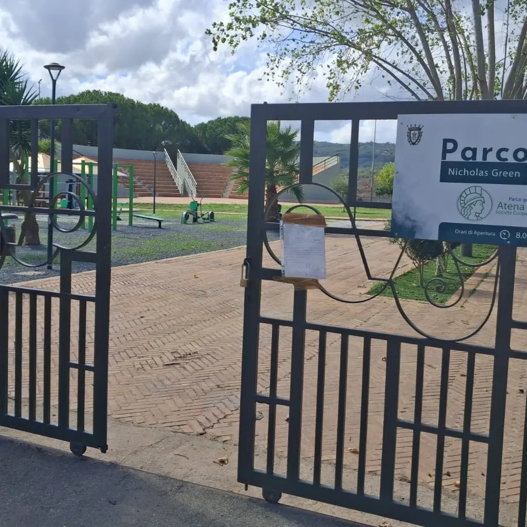 Due bambini, un’estate di giochi e il messaggio sul cancello del parco di Mileto: «Sei partito, avrei voluto salutarti. Spero tornerai»\n