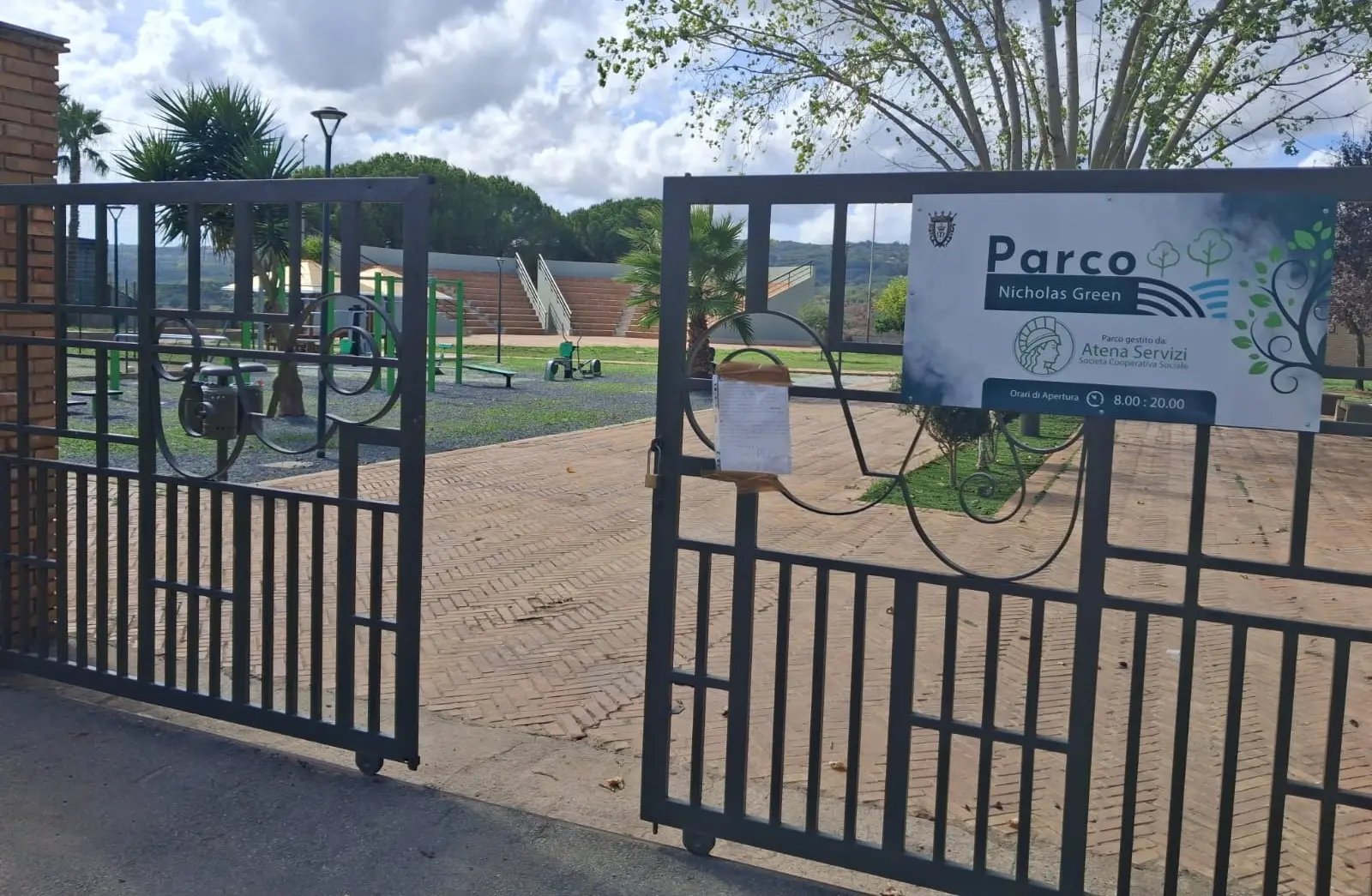 Due bambini, un’estate di giochi e il messaggio sul cancello del parco di Mileto: «Sei partito, avrei voluto salutarti. Spero tornerai»\n