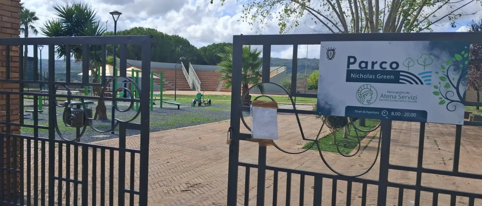 Due bambini, un’estate di giochi e il messaggio sul cancello del parco di Mileto: «Sei partito, avrei voluto salutarti. Spero tornerai»\n