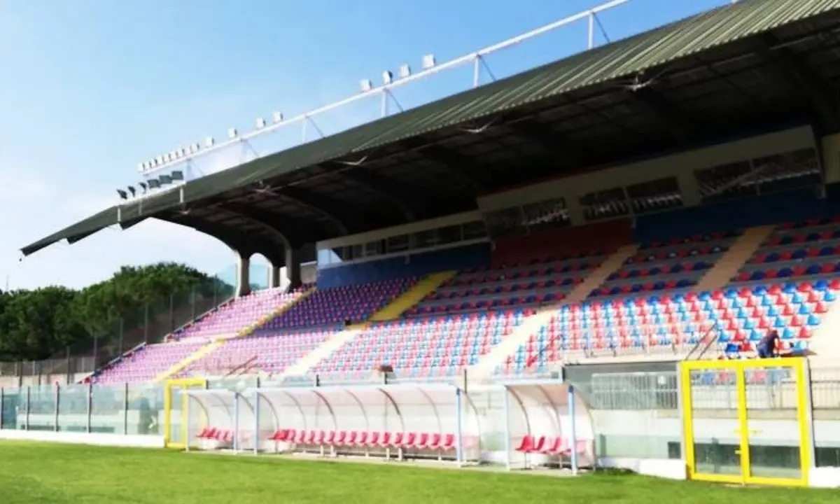 Stadio di Vibo\u00A0“inagibile”, il Comune corre ai ripari dopo l’abbattimento di un chiosco abusivo\n