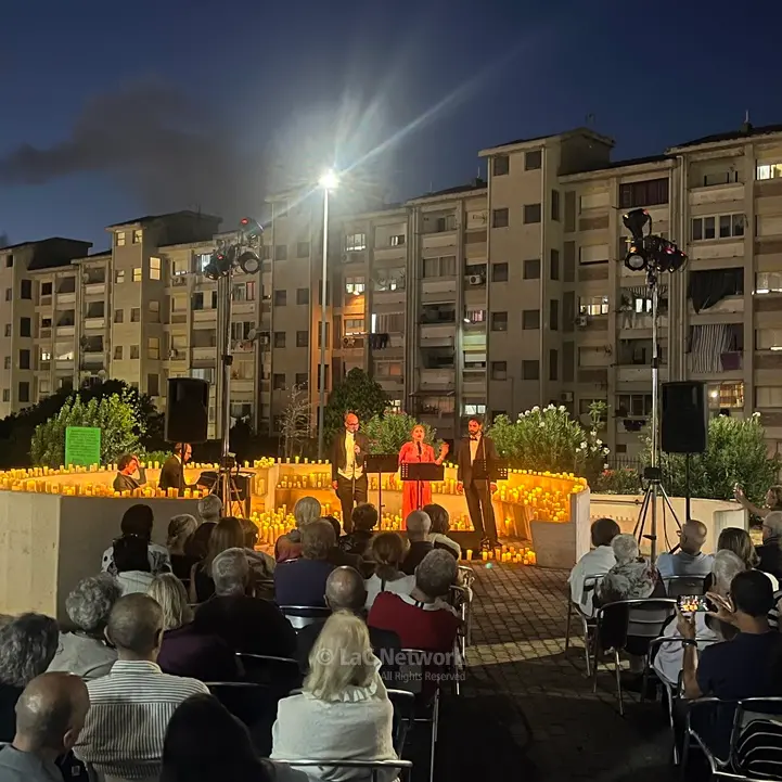 Reggio, tante piccole luci per una grande magia: il Coro lirico Siciliano in concerto ad Arghillà su un tappeto di candele\n