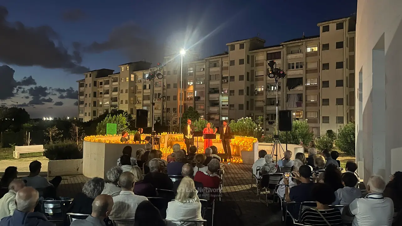 Reggio, tante piccole luci per una grande magia: il Coro lirico Siciliano in concerto ad Arghillà su un tappeto di candele\n