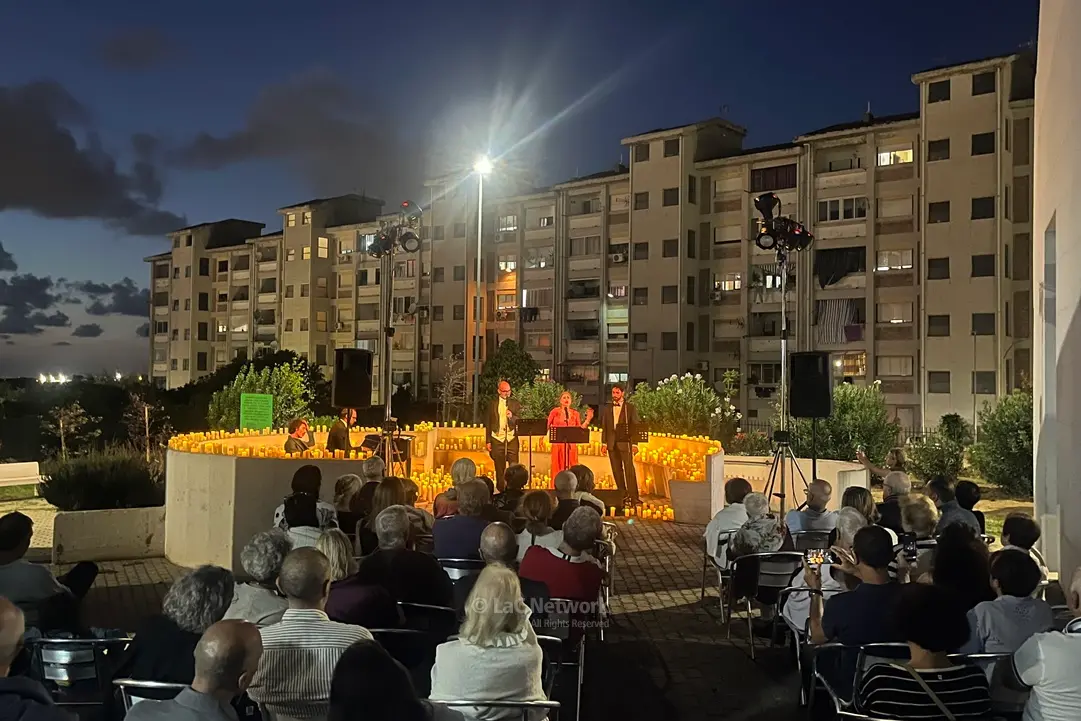 Reggio, tante piccole luci per una grande magia: il Coro lirico Siciliano in concerto ad Arghillà su un tappeto di candele\n