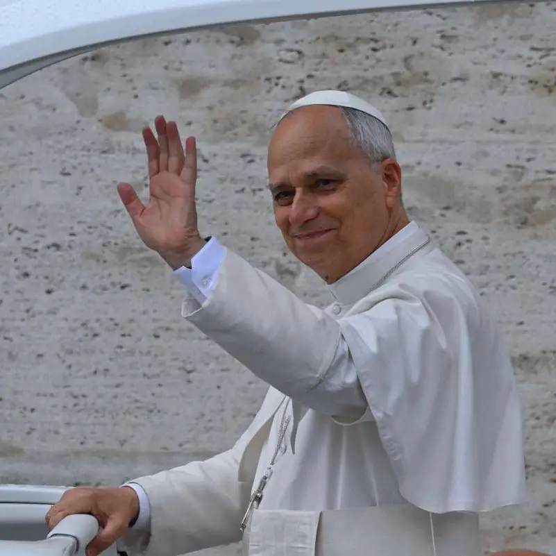 Leone XIV compie 70 anni: il Papa che parla di pace, denuncia i divari e bacchetta Musk\n