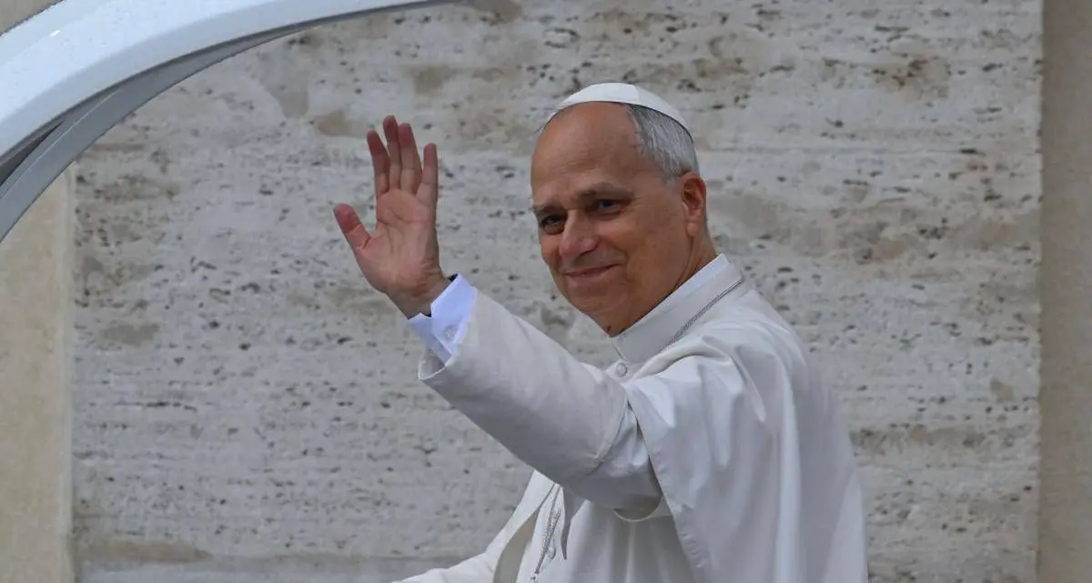 Leone XIV compie 70 anni: il Papa che parla di pace, denuncia i divari e bacchetta Musk\n