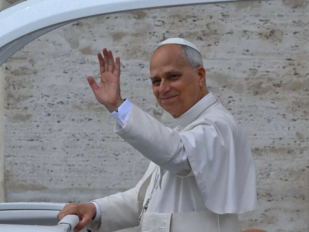 Leone XIV compie 70 anni: il Papa che parla di pace, denuncia i divari e bacchetta Musk