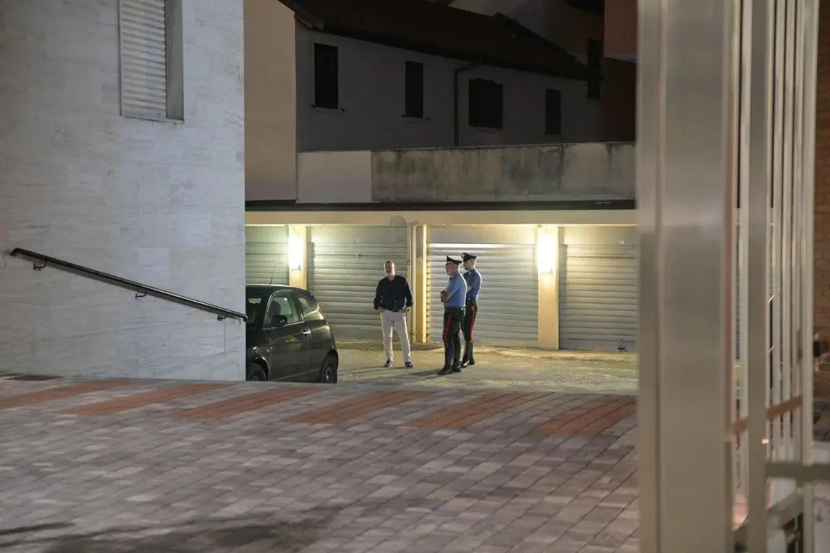 Milano, si lancia da balcone ma cade su una passante uccidendola\n