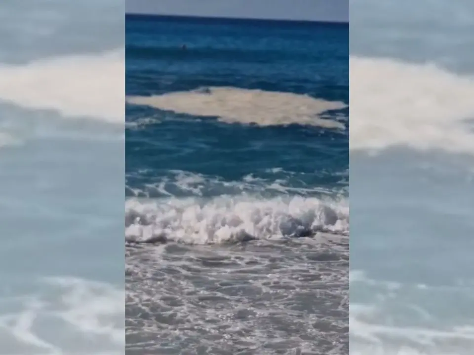 Zambrone, mare sempre più sporco e 29 euro per due Spritz: «Turisti delusi e arrabbiati» - VIDEO