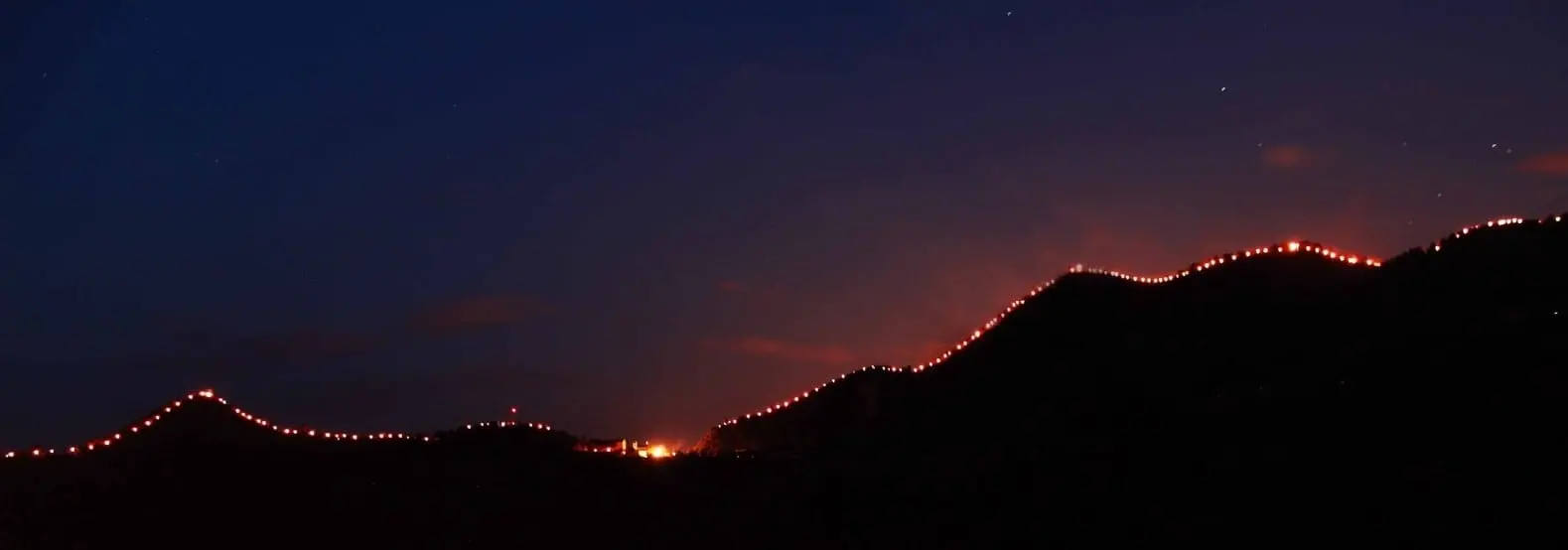 Le \"Luminere\" di Pentone accendono la notte, migliaia di luci scolpiscono il profilo delle montagne nel borgo del Catanzarese\n