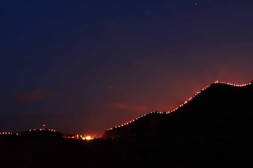 Le \"Luminere\" di Pentone accendono la notte, migliaia di luci scolpiscono il profilo delle montagne nel borgo del Catanzarese\n