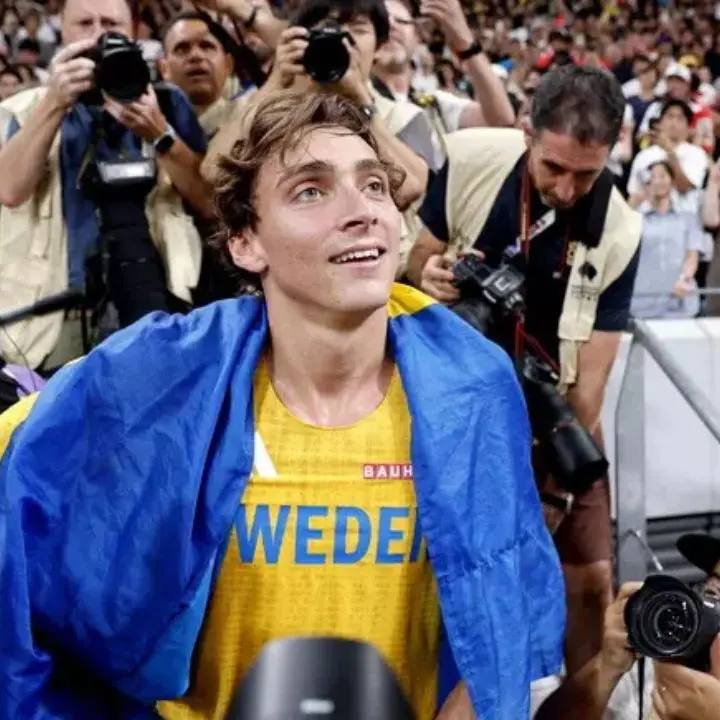 Atletica, Duplantis conquista l’oro nel salto con l’asta: l’”uomo volante”\u00A0supera i\u00A06.30 metri ai Mondiali di Tokyo