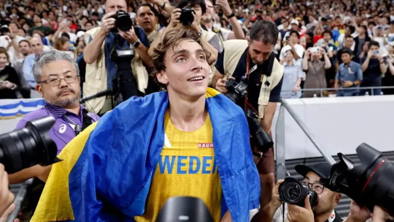 Atletica, Duplantis conquista l’oro nel salto con l’asta: l’”uomo volante”\u00A0supera i\u00A06.30 metri ai Mondiali di Tokyo