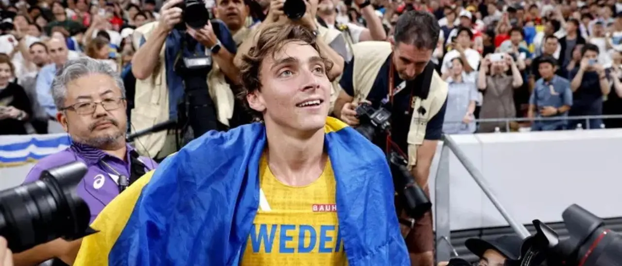 Atletica, Duplantis conquista l’oro nel salto con l’asta: l’”uomo volante”\u00A0supera i\u00A06.30 metri ai Mondiali di Tokyo