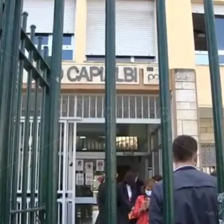 Inizia la scuola, ma il liceo Capialbi è diviso tra 7 “sedi”: prima campanella con 20 classi sparse in città\n
