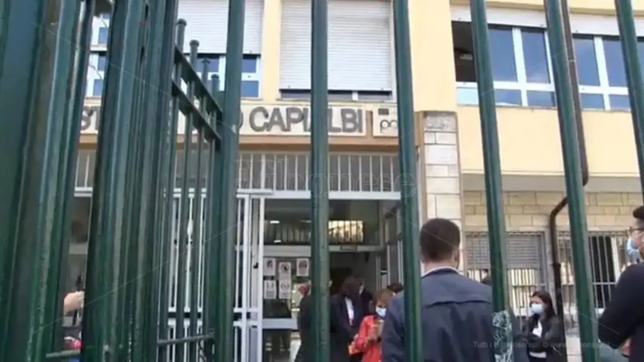 Inizia la scuola, ma il liceo Capialbi è diviso tra 7 “sedi”: prima campanella con 20 classi sparse in città\n