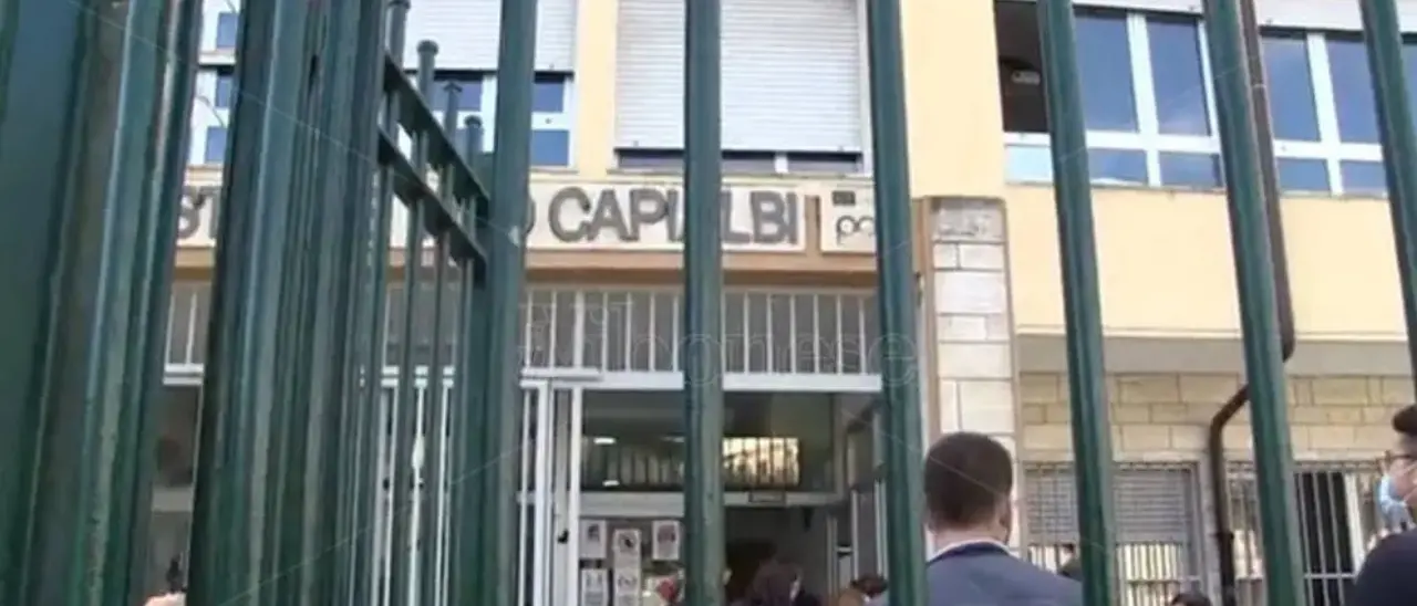 Inizia la scuola, ma il liceo Capialbi è diviso tra 7 “sedi”: prima campanella con 20 classi sparse in città\n