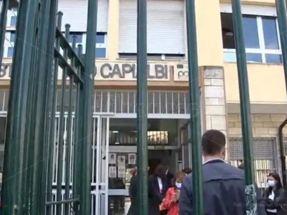 Inizia la scuola, ma il liceo Capialbi è diviso tra 7 “sedi”: prima campanella con 20 classi sparse in città