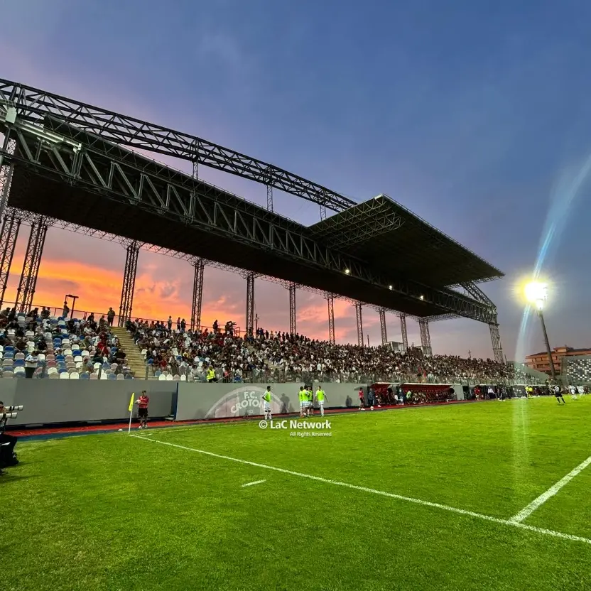 Crotone calcio in amministrazione giudiziaria per un anno: la ‘ndrangheta avrebbe influenzato security e ingressi allo stadio\n