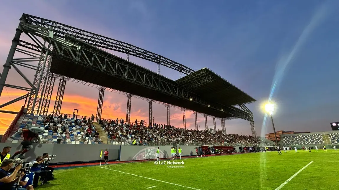 Crotone calcio in amministrazione giudiziaria per un anno: la ‘ndrangheta avrebbe influenzato security e ingressi allo stadio\n