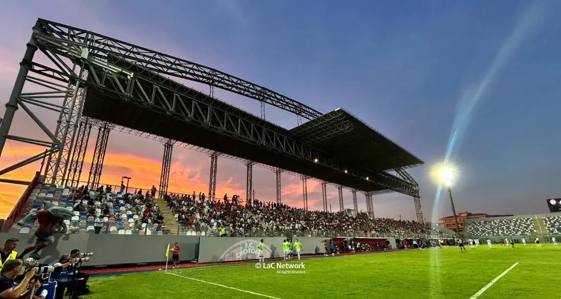 Crotone calcio in amministrazione giudiziaria per un anno: la ‘ndrangheta avrebbe influenzato security e ingressi allo stadio\n