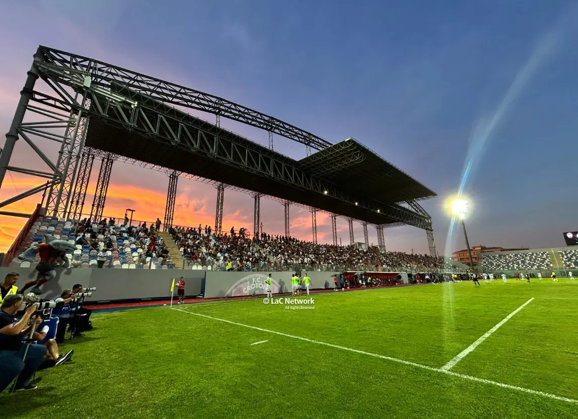 Crotone calcio in amministrazione giudiziaria per un anno: la ‘ndrangheta avrebbe influenzato security e ingressi allo stadio\n