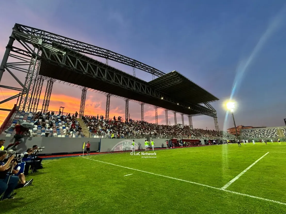 Crotone calcio in amministrazione giudiziaria per un anno: la ‘ndrangheta avrebbe influenzato security e ingressi allo stadio