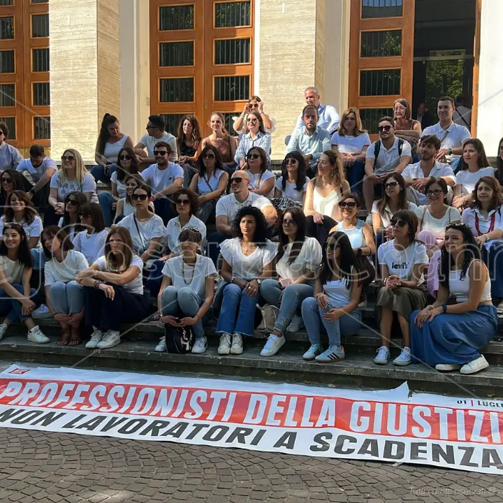 Sciopero dei precari della giustizia anche a Cosenza: «Il rischio è rallentare ancora la giustizia»