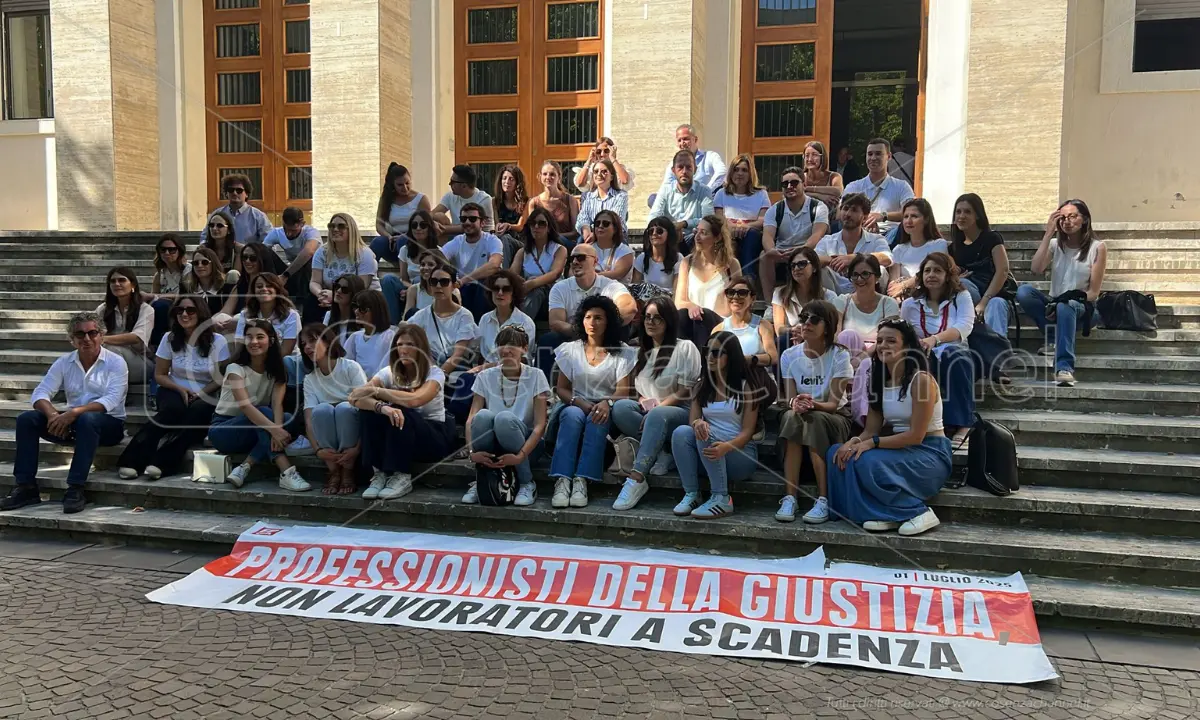 Sciopero dei precari della giustizia anche a Cosenza: «Il rischio è rallentare ancora la giustizia»