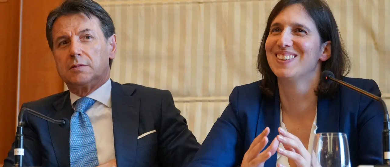 Conte gela Schlein: «Non siamo alleati con il Pd». Festa del Fatto tra fischi, supercazzole e la doccia fredda che riapre la guerra nel centrosinistra\n
