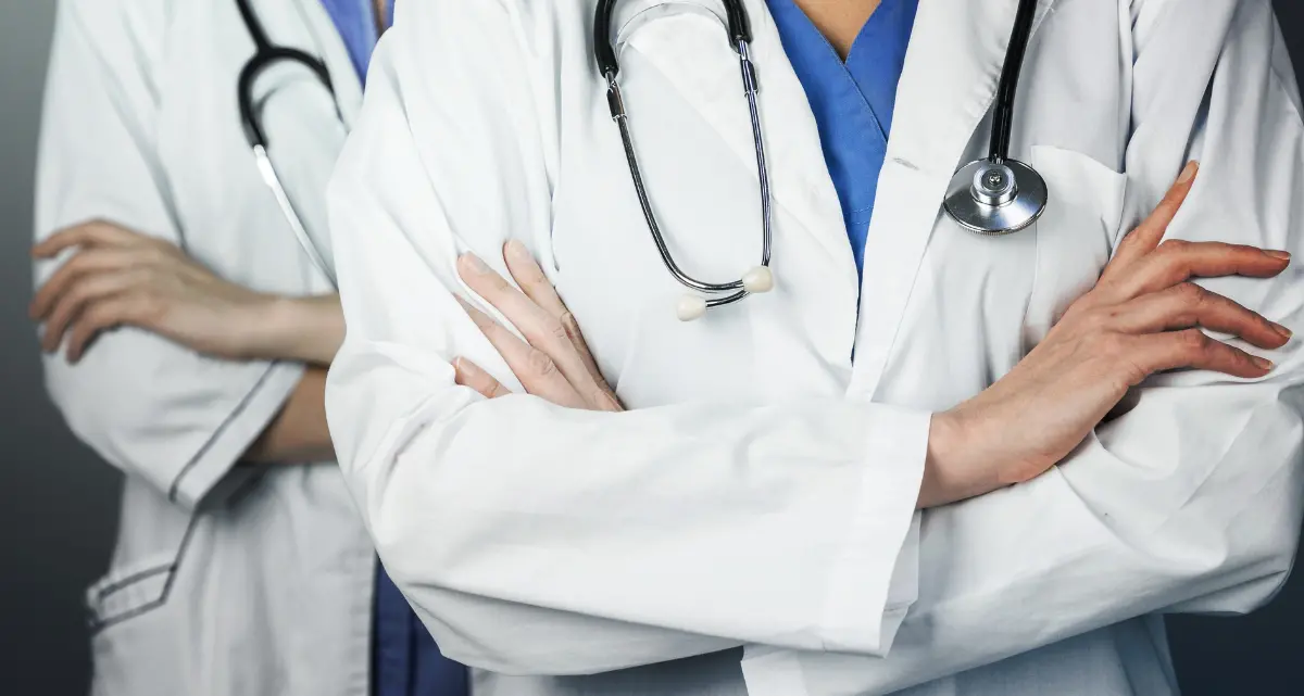 Sanità in panne nonostante i miliardi del Pnrr: spesi solo un terzo dei fondi, cantieri fermi e strutture incompiute. Calabria fanalino di coda\n