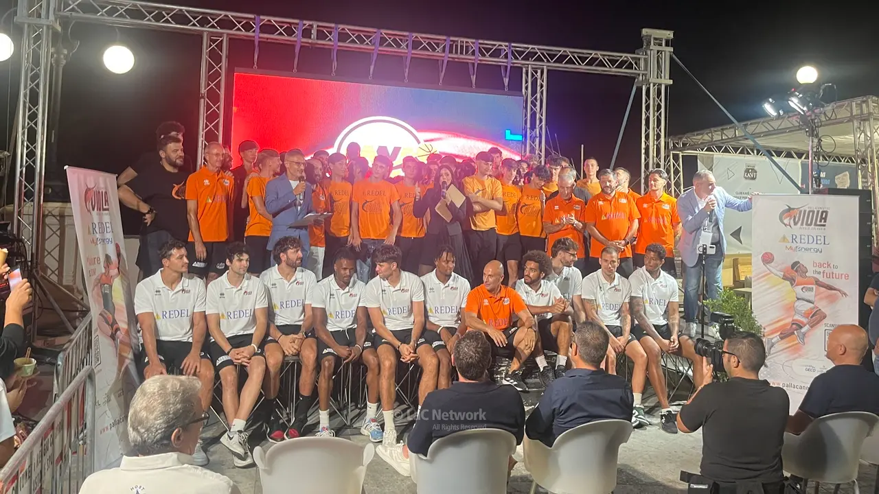 <p>Redel Pallacanestro Viola Reggio Calabria sul palco di Scirubetta sul lungomare Falcomat&agrave;</p>\\n