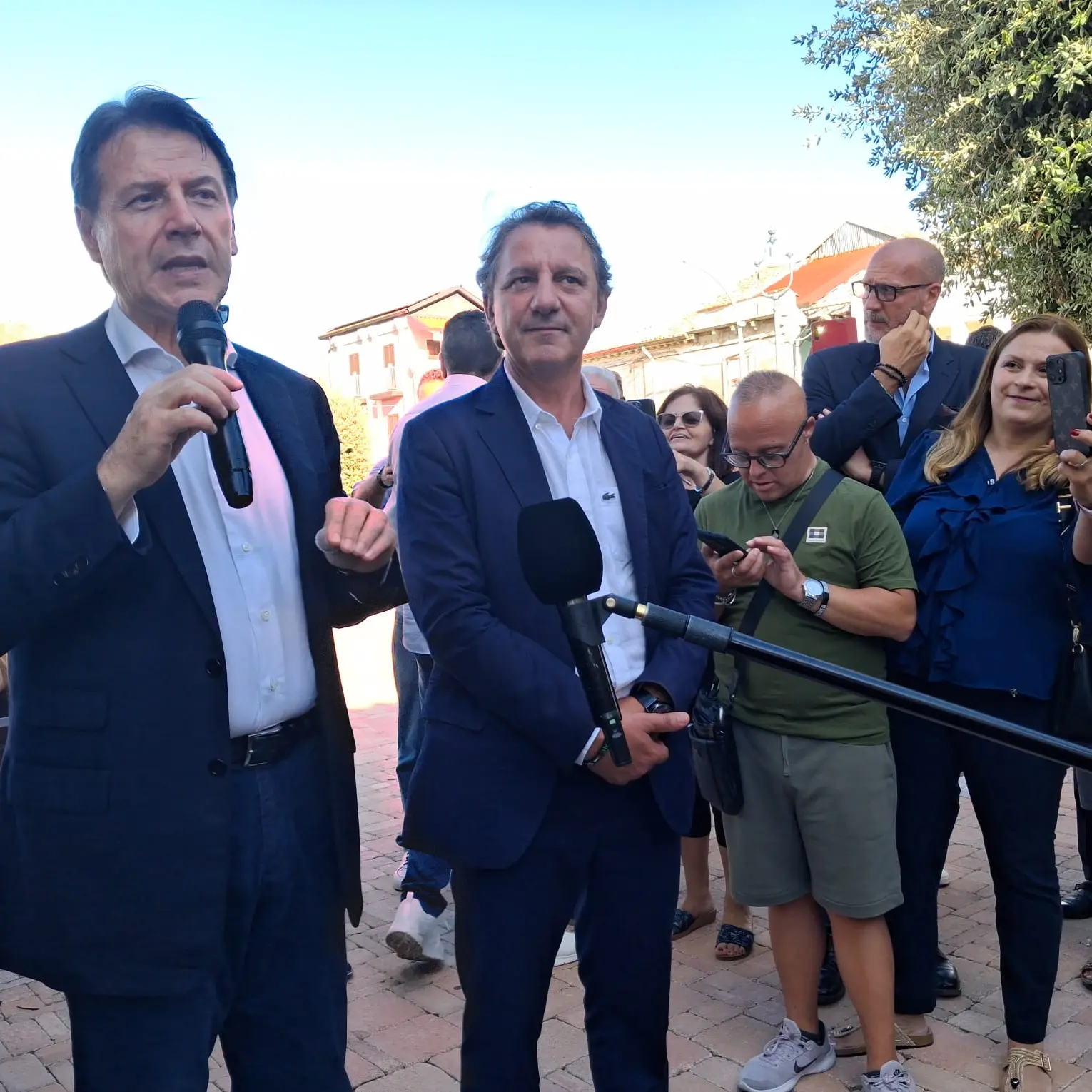 Mileto, Conte e Tridico incontrano la piazza:\u00A0«Territorio ferito che necessita di servizi, sanità\u00A0e infrastrutture»\n