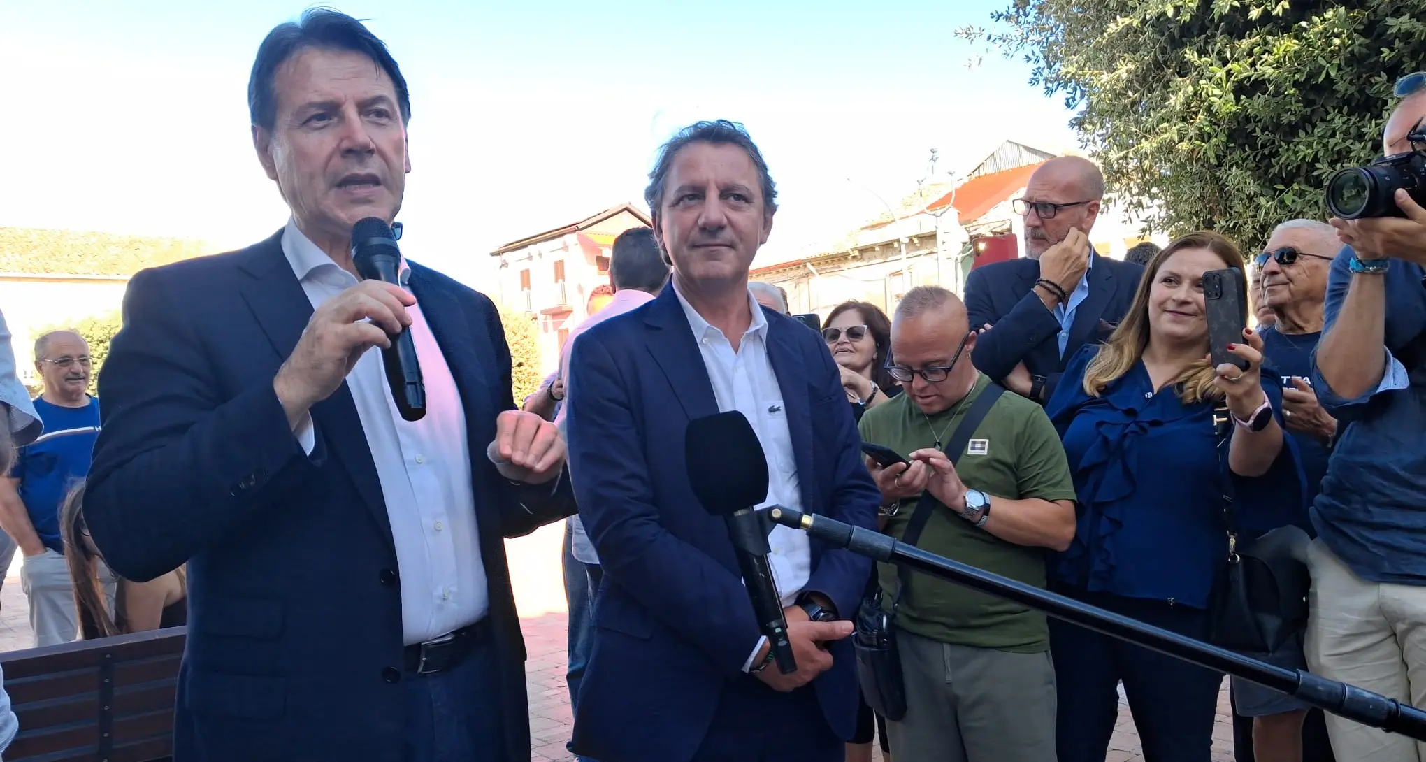 Mileto, Conte e Tridico incontrano la piazza:\u00A0«Territorio ferito che necessita di servizi, sanità\u00A0e infrastrutture»\n