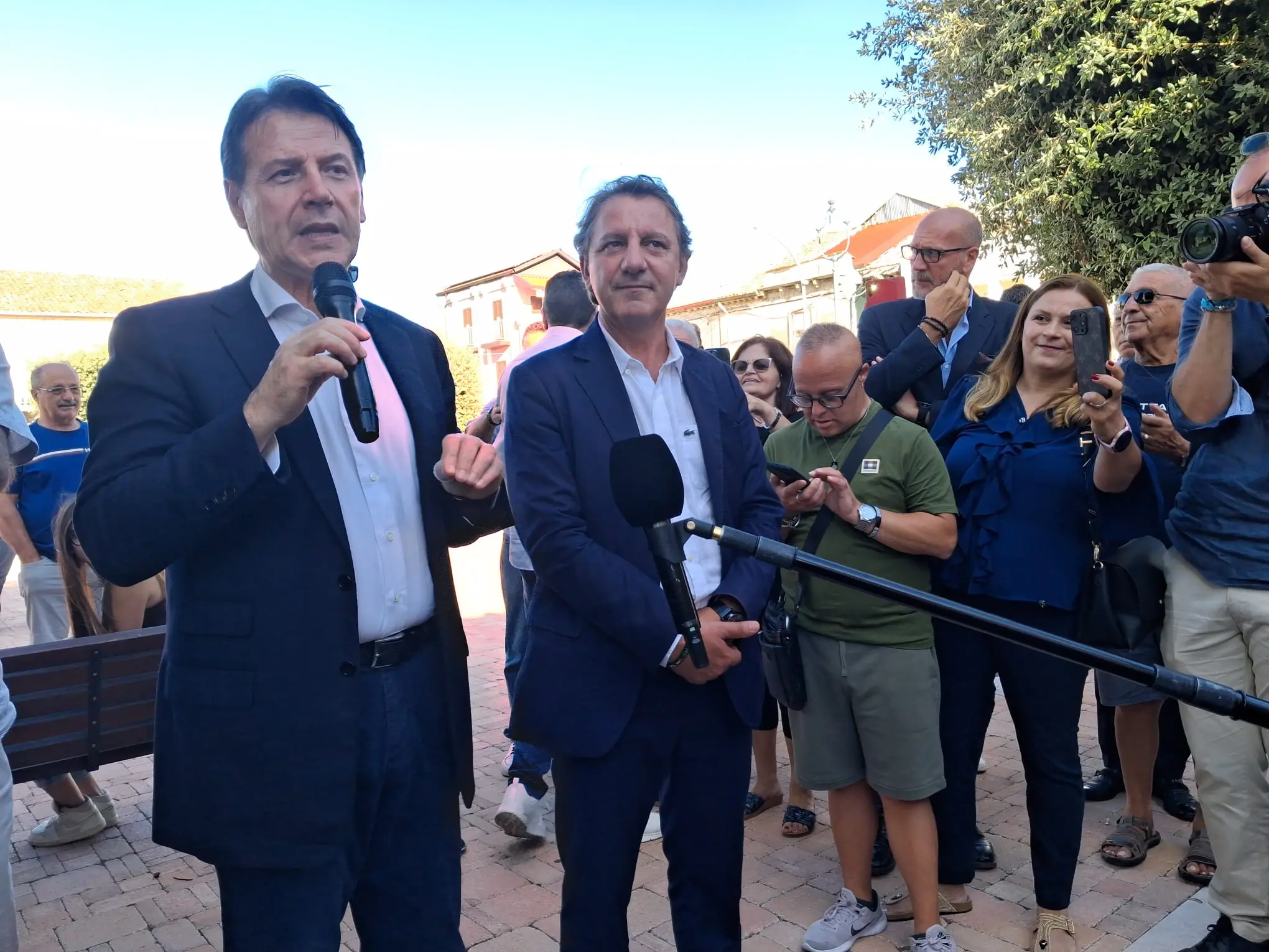 Mileto, Conte e Tridico incontrano la piazza:\u00A0«Territorio ferito che necessita di servizi, sanità\u00A0e infrastrutture»\n