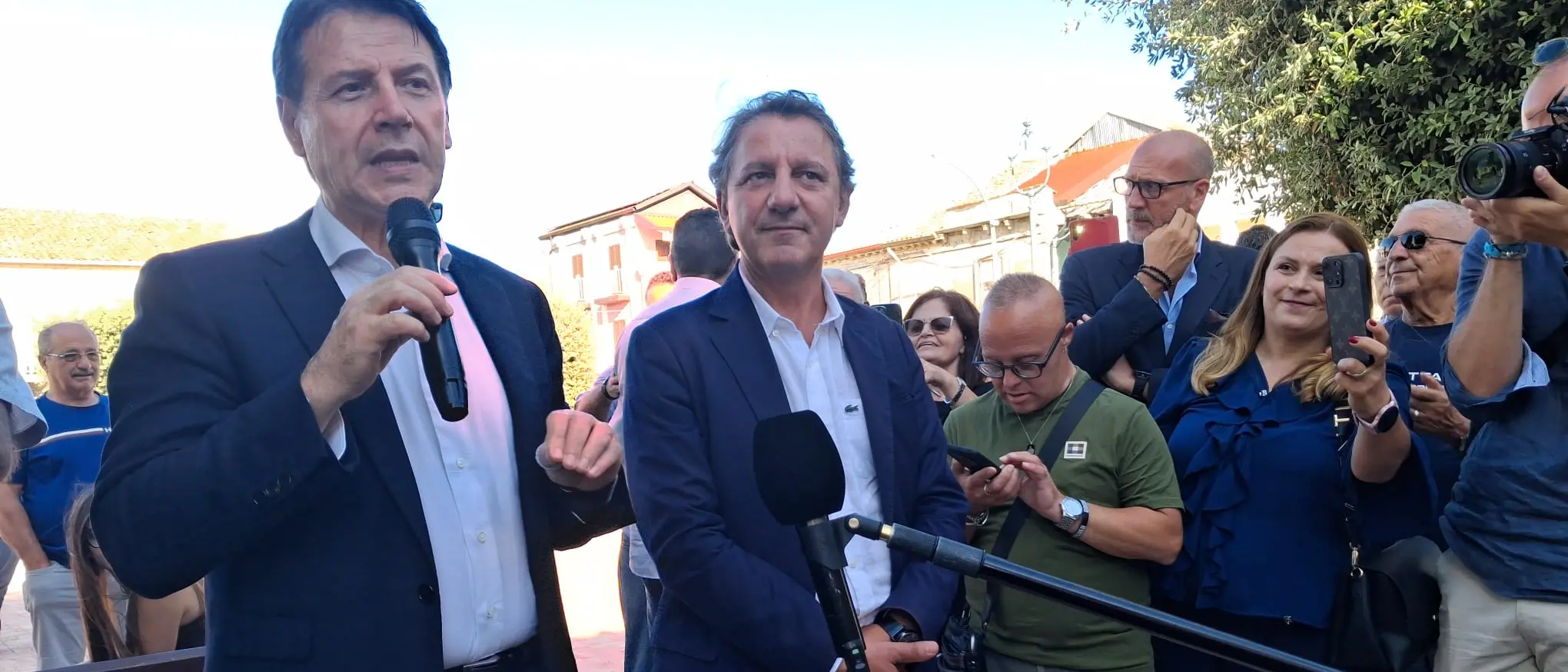 Mileto, Conte e Tridico incontrano la piazza:\u00A0«Territorio ferito che necessita di servizi, sanità\u00A0e infrastrutture»\n