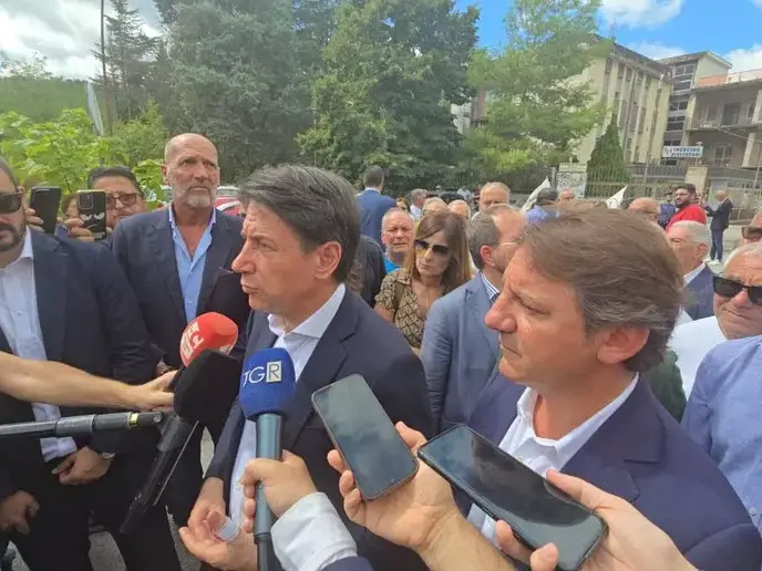 Regionali, Conte a Vibo attacca Occhiuto: «Gesto di grande arroganza dimettersi per forzare le elezioni»